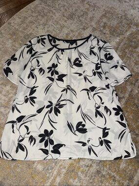 Banana Republic Black & White Floral Short Sleeve Blouse S